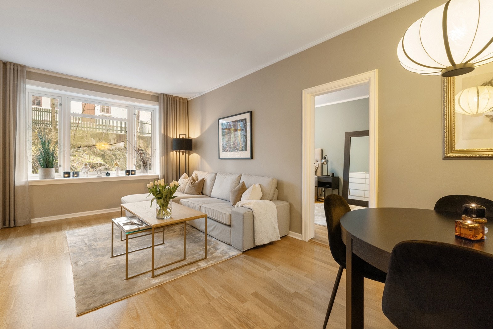 Leiligheten ligger i en forhøyet første etasje, med nivå og utsyn som i praksis tilsvarer en andre etasje. Galleribilde