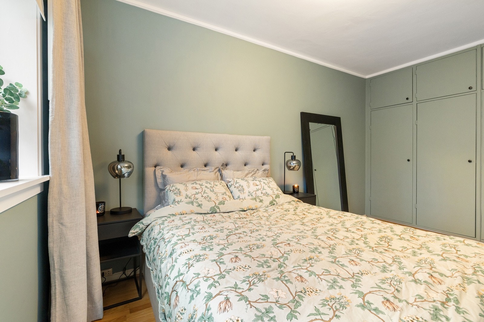 Garderobeskap gir god og praktisk oppbevaringsplass. Galleribilde