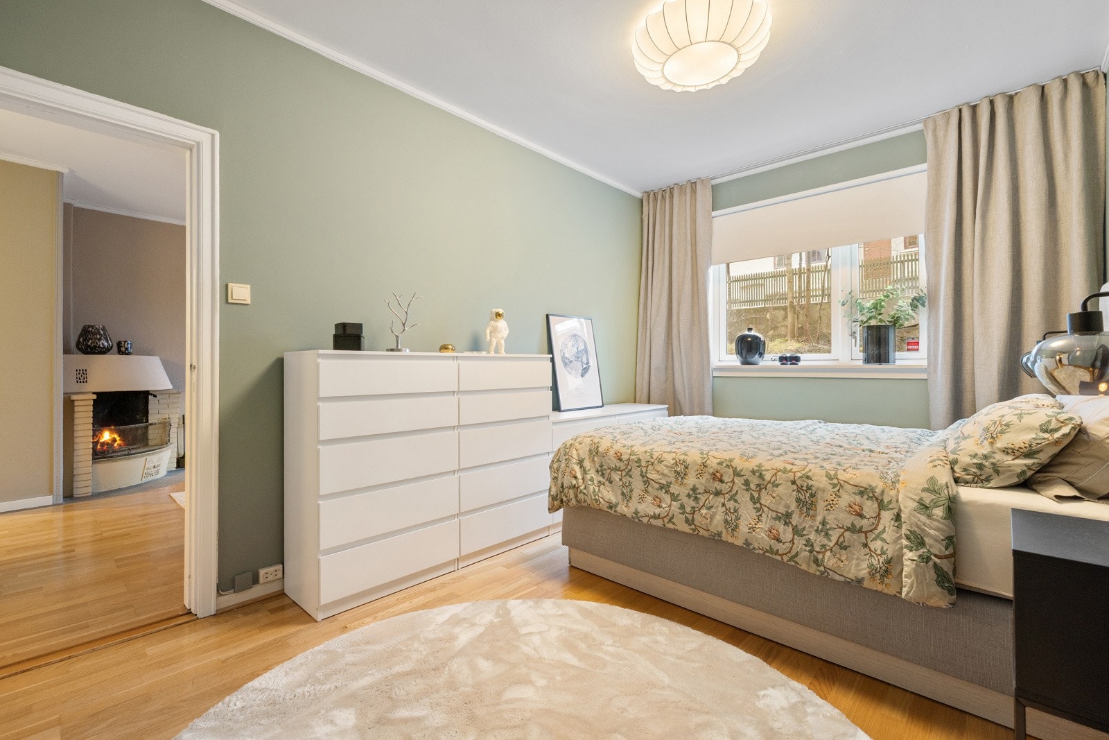 Stort soverom med gode møbleringsmuligheter for dobbeltseng og nattbord. Galleribilde