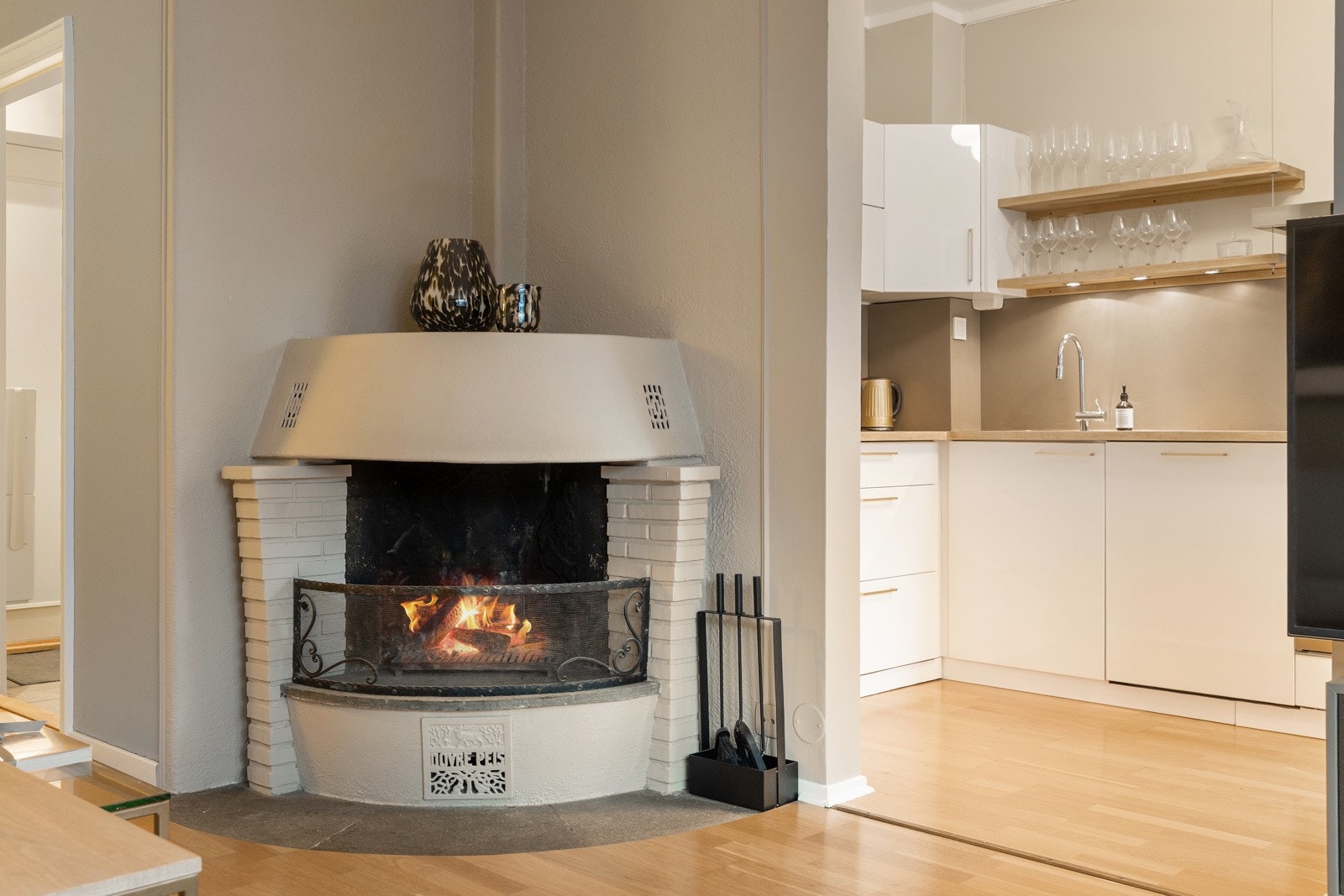 Den plasserte peisovnen gir lun varme på kaldere dager. Galleribilde