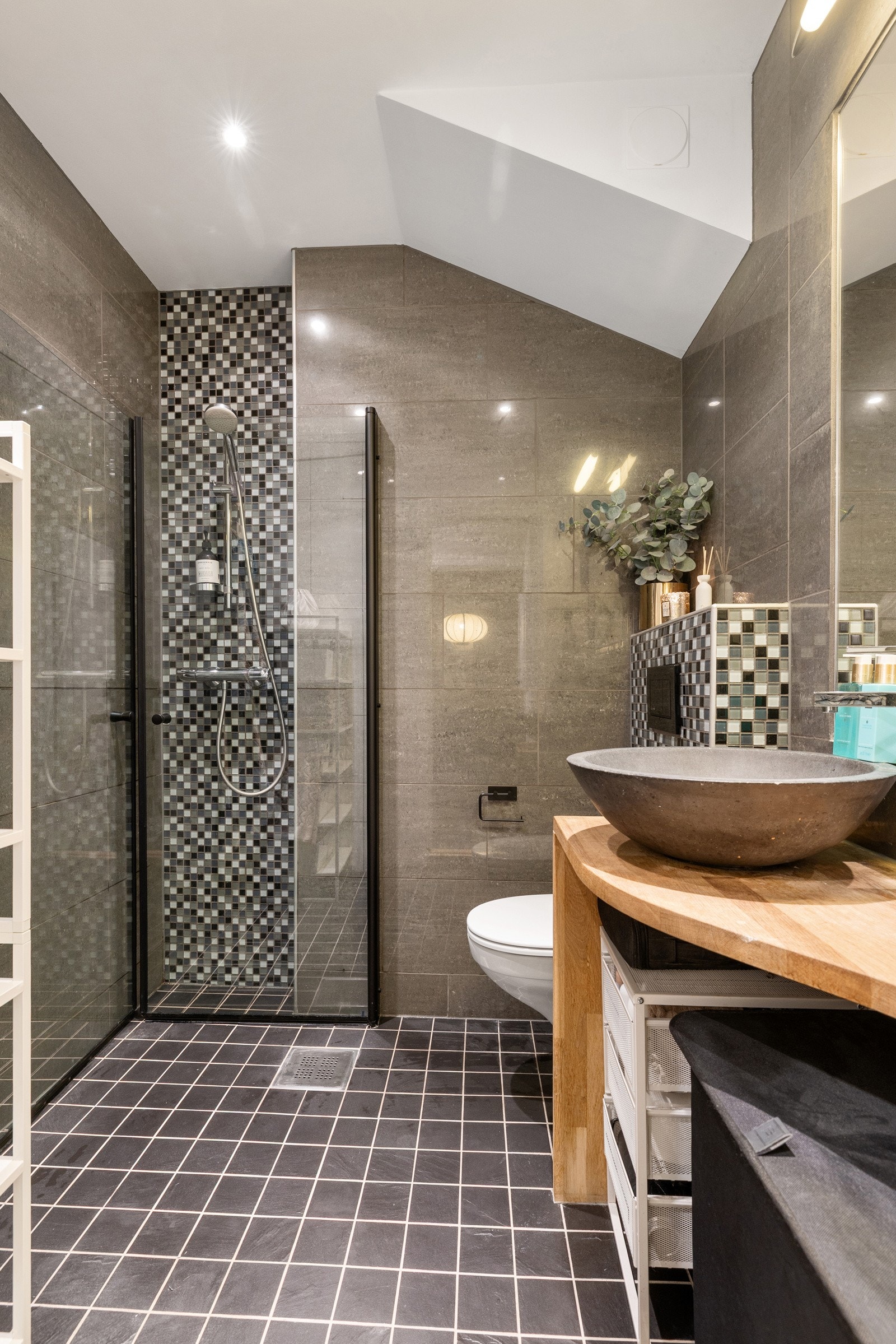 Bad fra 2011, oppgradert med flislagt gulv og elektriske varmekabler, flislagte vegger og himling med malte plater og innfelte spotter. Galleribilde