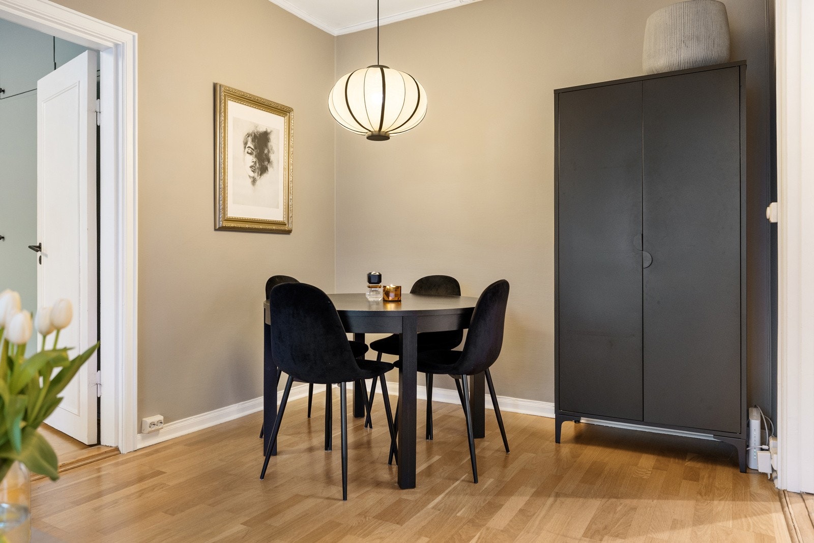 Det er også god plass til spisebord, perfekt for hyggelige måltider med familie og venner. Galleribilde