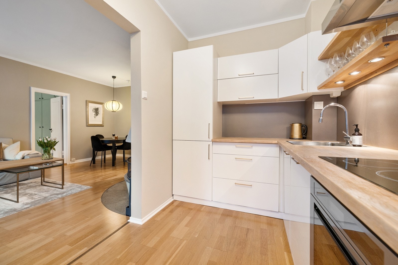 Benkeplaten i heltre er nylig pusset/slipt av nåværende eier. Galleribilde