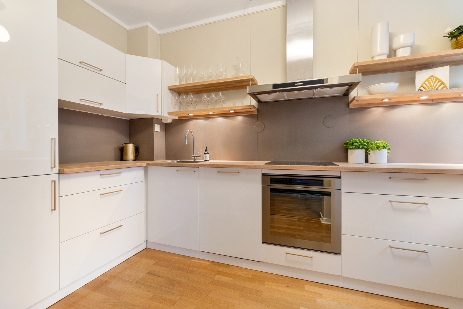 Kjøkkeninnredning fra Kvik med glatte fronter og heltre benkeplate. Galleribilde