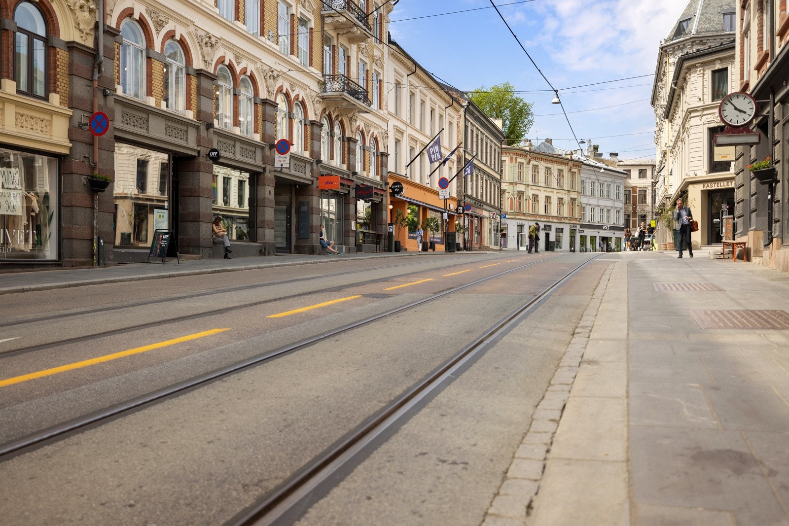 Leiligheten ligger i et urbant, populært og særdeles sentralt boligområde i Homansbyen i Oslo, rett ved alle bymessige fasiliteter og gode rekreasjonsområder. Galleribilde