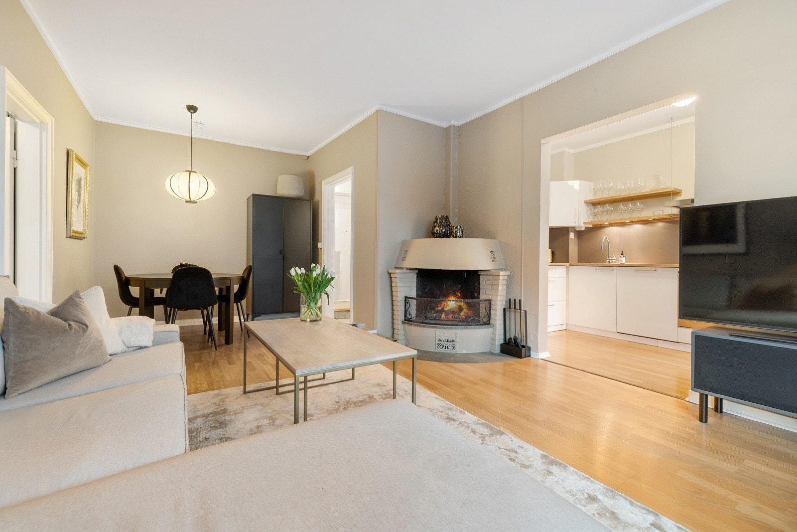 Leiligheten har en fin planløsning med delvis åpen løsning mellom kjøkken og stue. Galleribilde