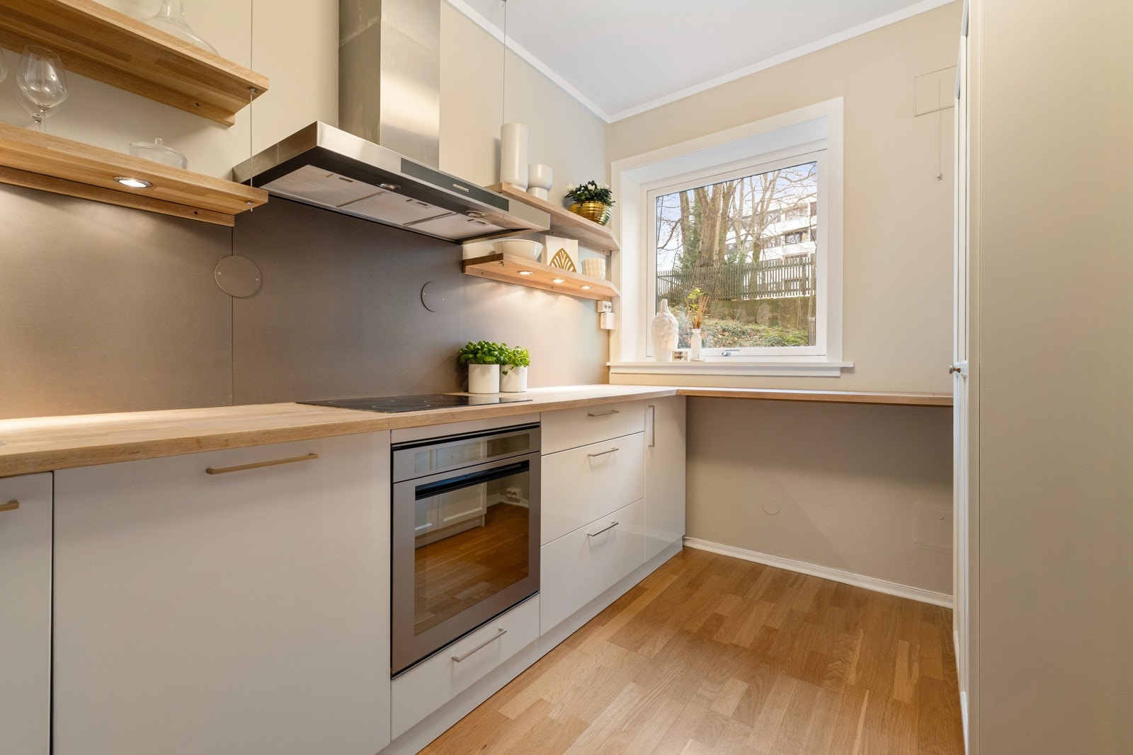 Det er integrerte hvitevarer som kjøl-/fryseskap, oppvaskmaskin, induksjonstopp og stekeovn. Galleribilde