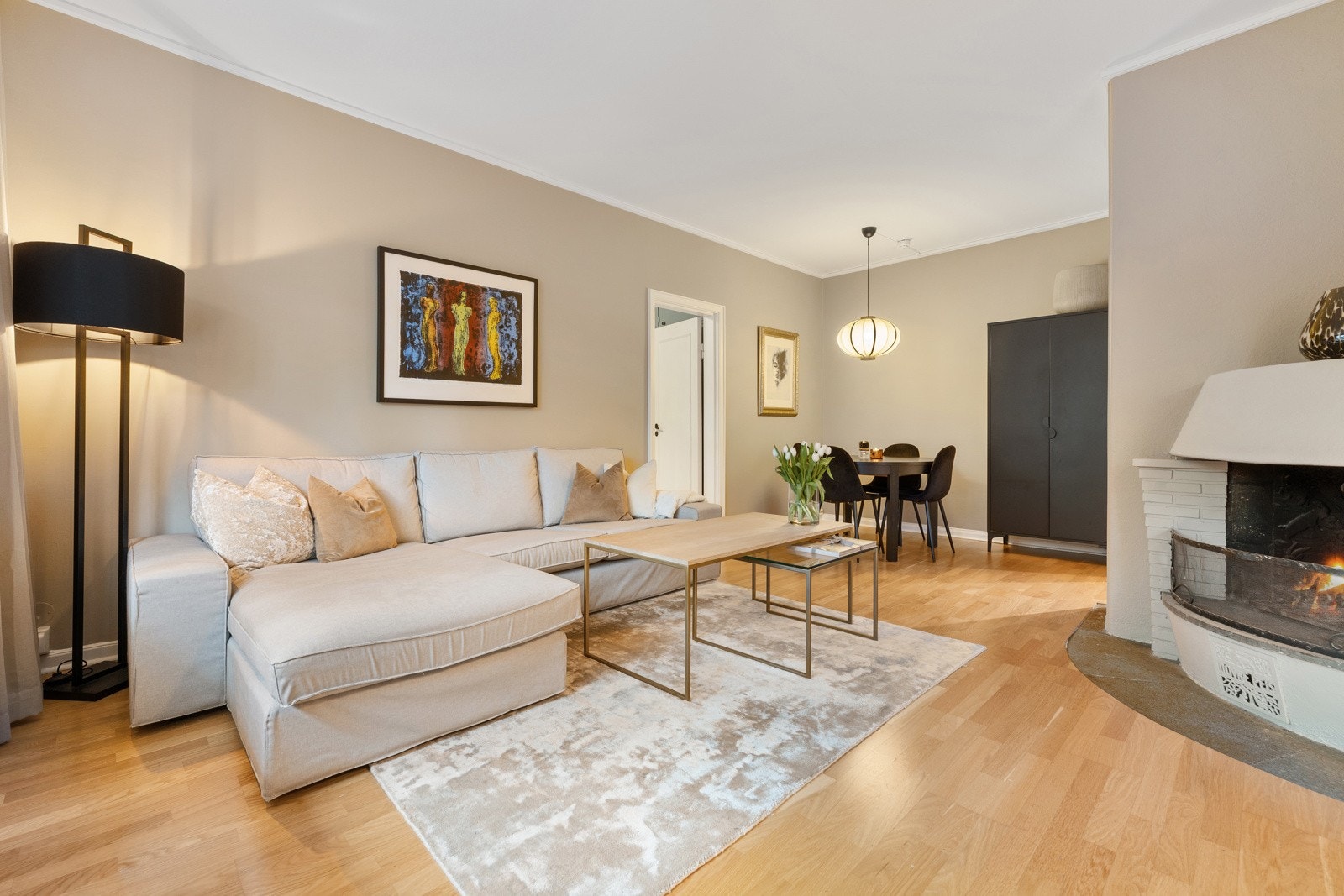 Rommet byr på gode møbleringsmuligheter for sofa, TV-bord og TV. Galleribilde