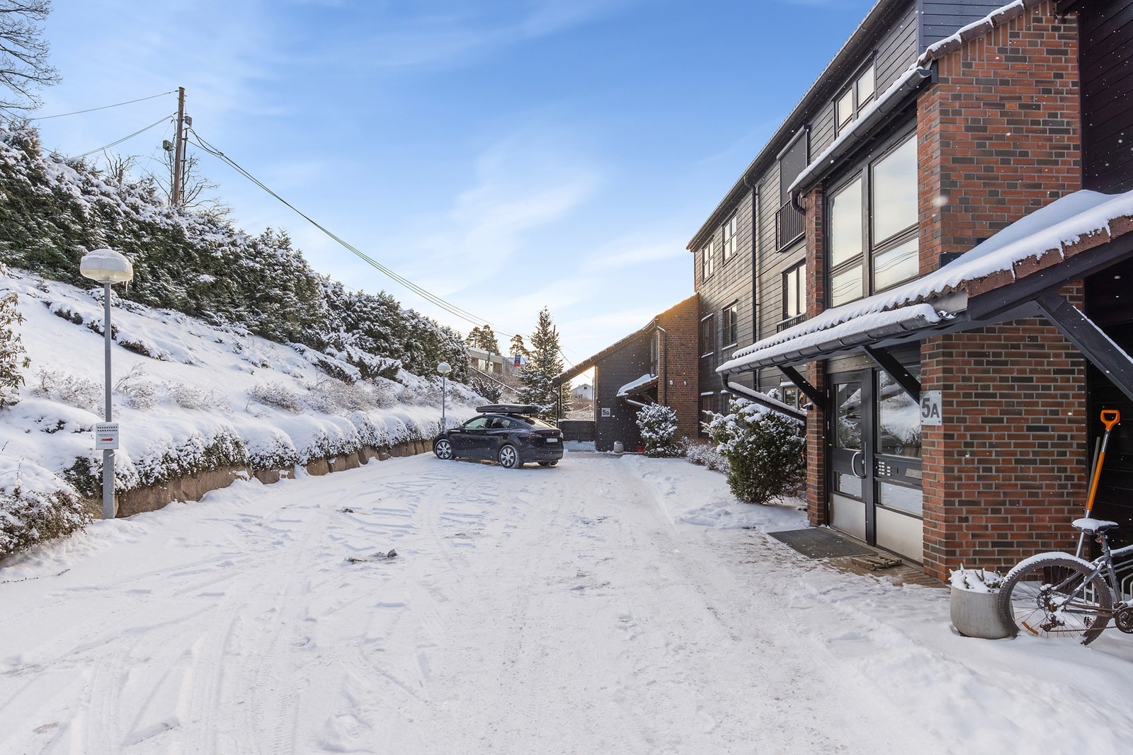 Det er gjesteparkering rett på utsiden av bygget. Galleribilde