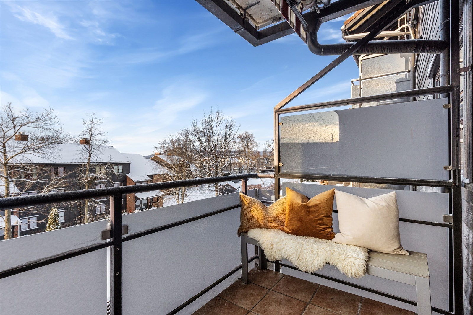 Balkongen er skjermet som gir en mer privat følelse. Galleribilde