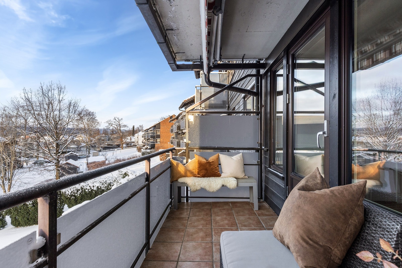 Balkongen er på 6 kvm med plass til en liten sittegruppe. Galleribilde