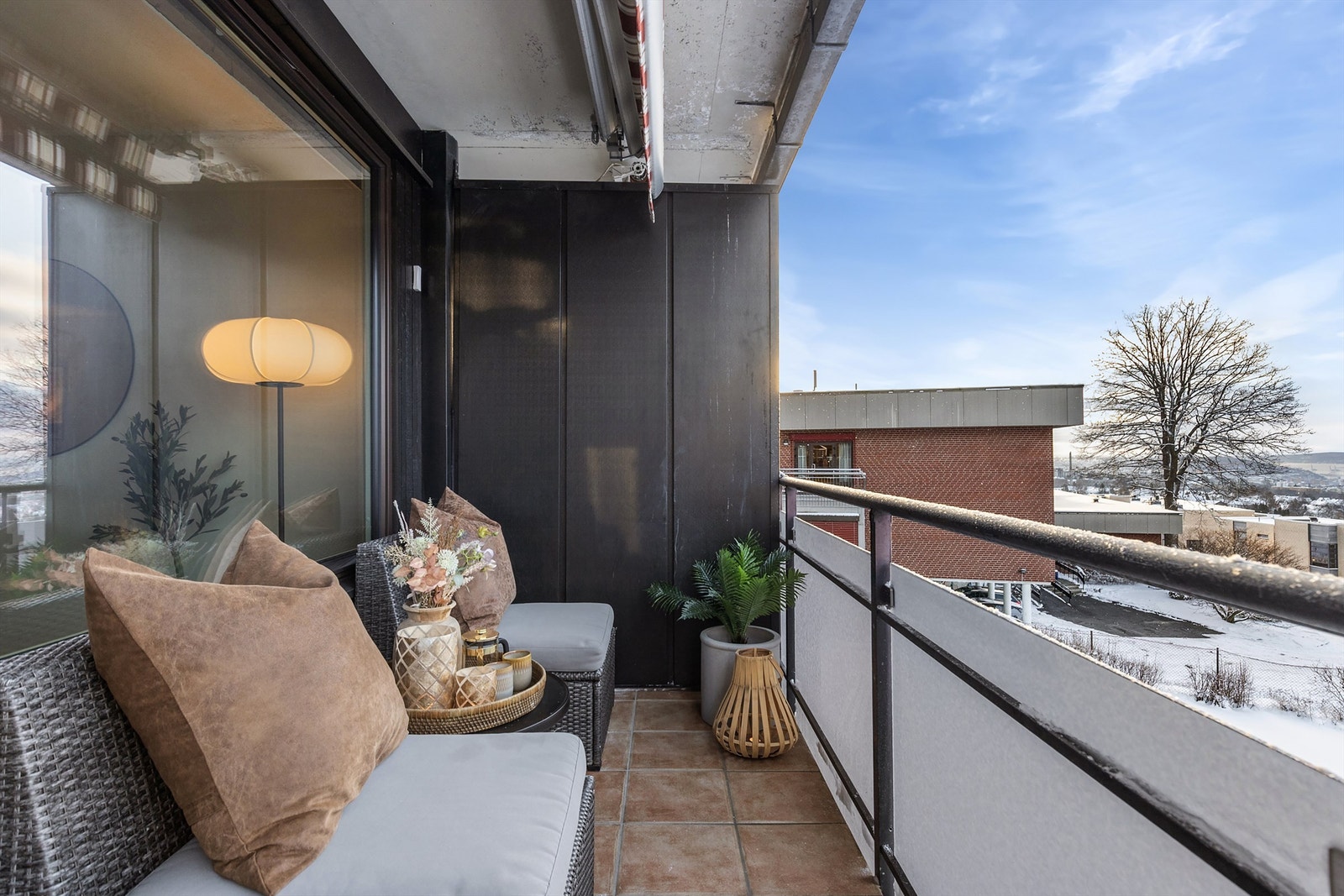 Balkongen er overbygget, her kan du nyte sommerkvelden selv om det kommer en liten skur. Galleribilde