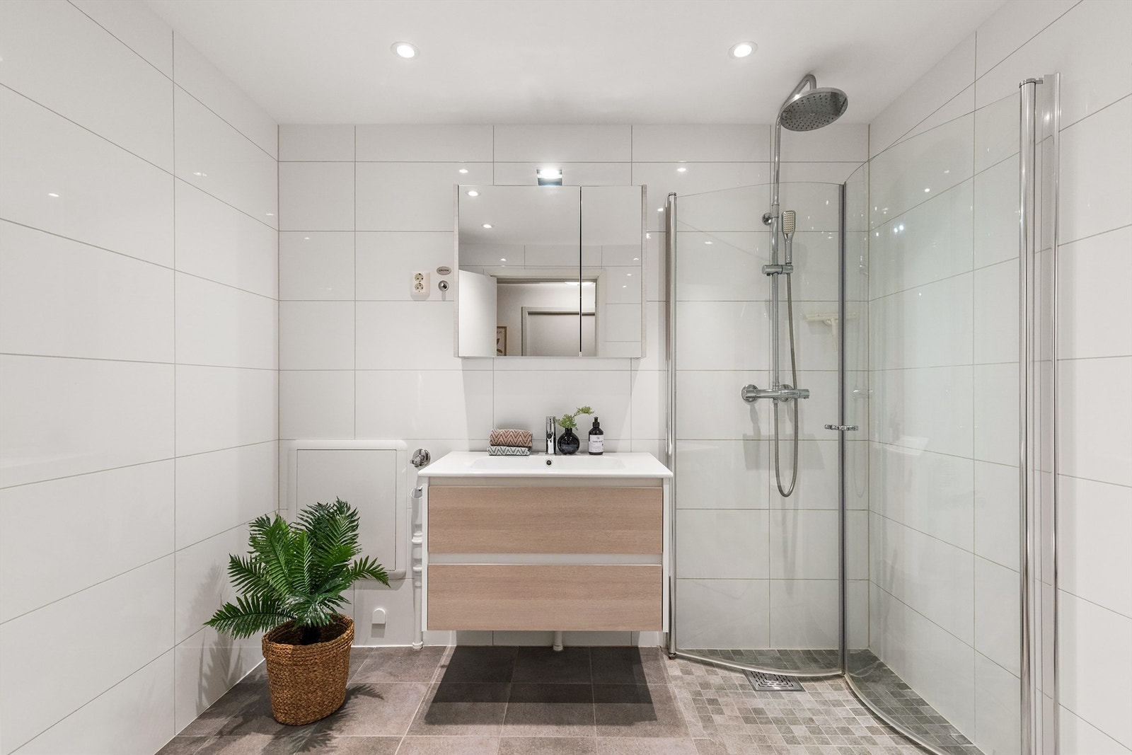 Meget romslig, flislagt baderom fra ca 2016 med varme i gulv. Galleribilde