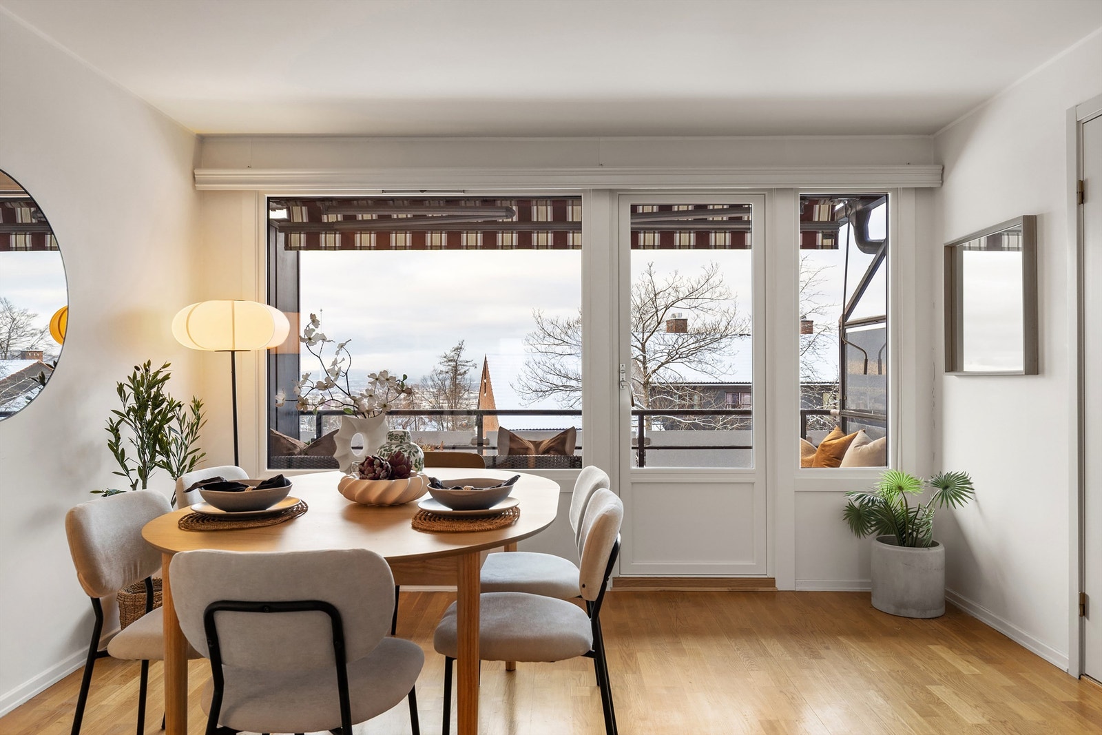 Fra stuen er det utgang til en solrik terrasse. Galleribilde