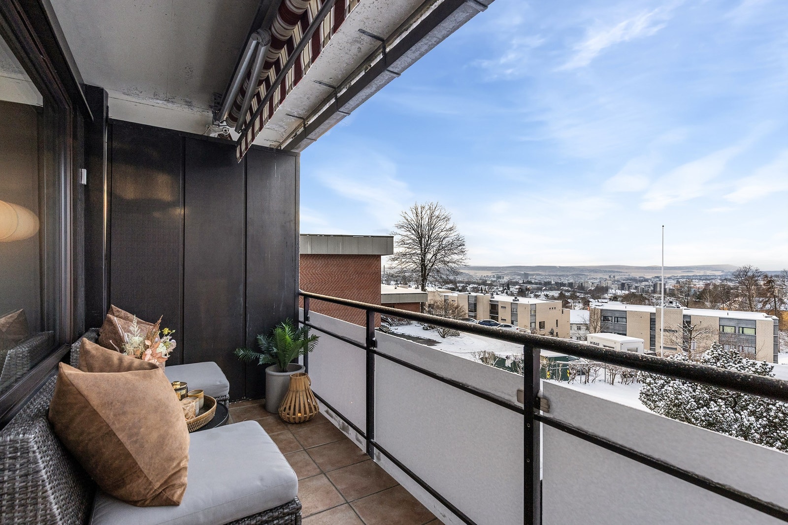 Solrik sørvendt balkong med fantastisk utsikt. Foto: Petter Tanum Larsen Galleribilde