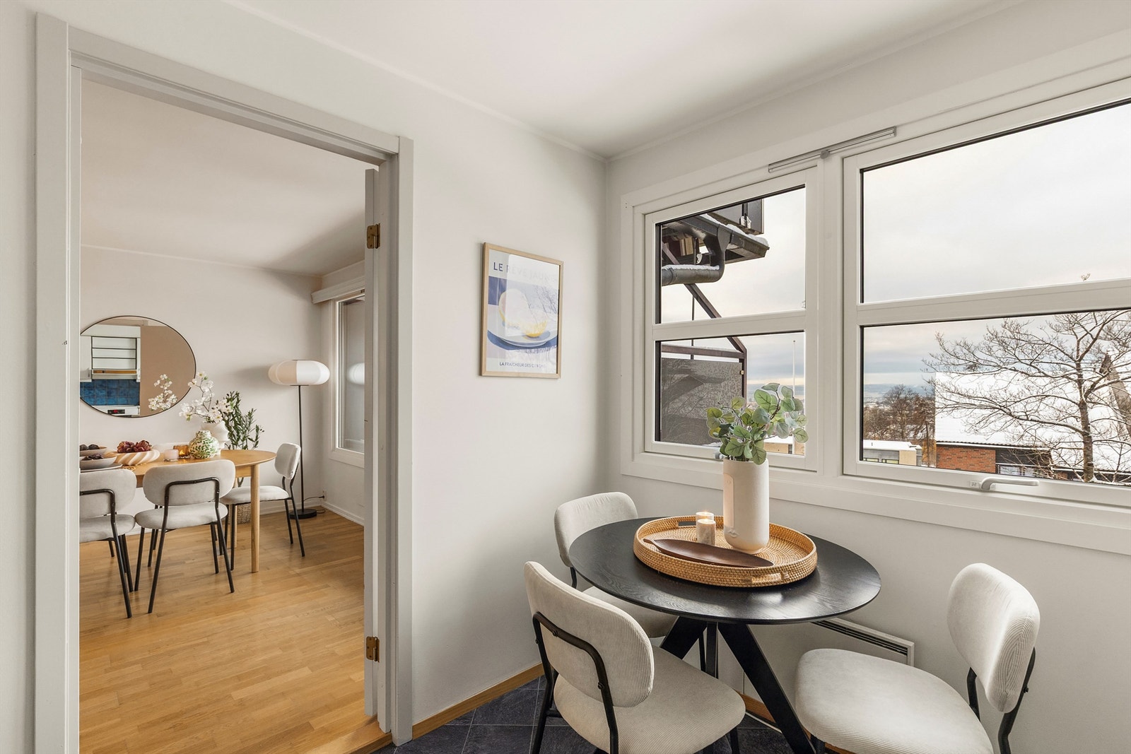 Separat kjøkken med plass til spisebord. Perfekt sted å ta morgenkaffen og frokosten. Galleribilde