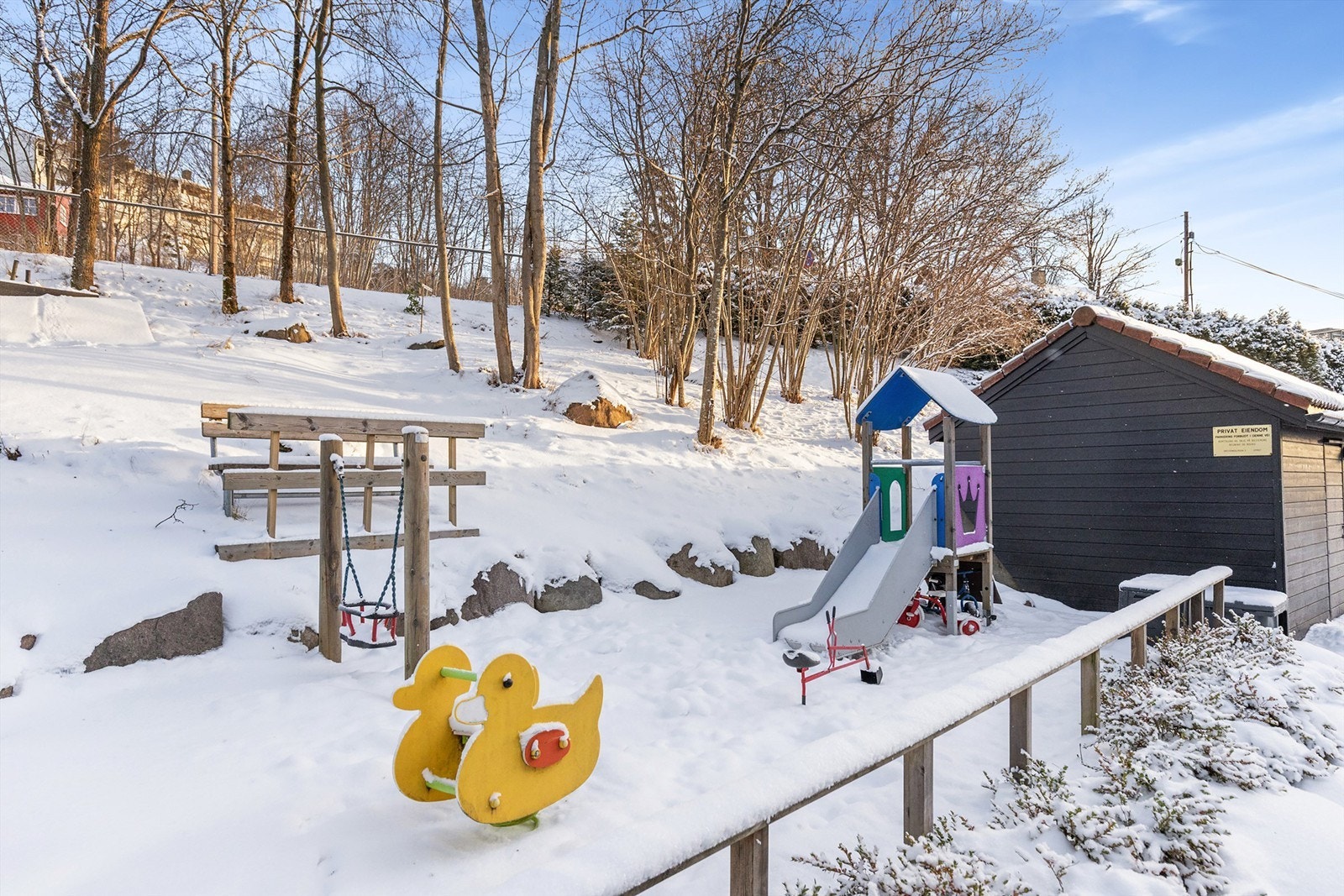 Det er opparbeidet hyggelige fellesarealer med beplantning og lekeplass, perfekt for de minste. Det er lagerplass for sykler i låsbar bod. Galleribilde