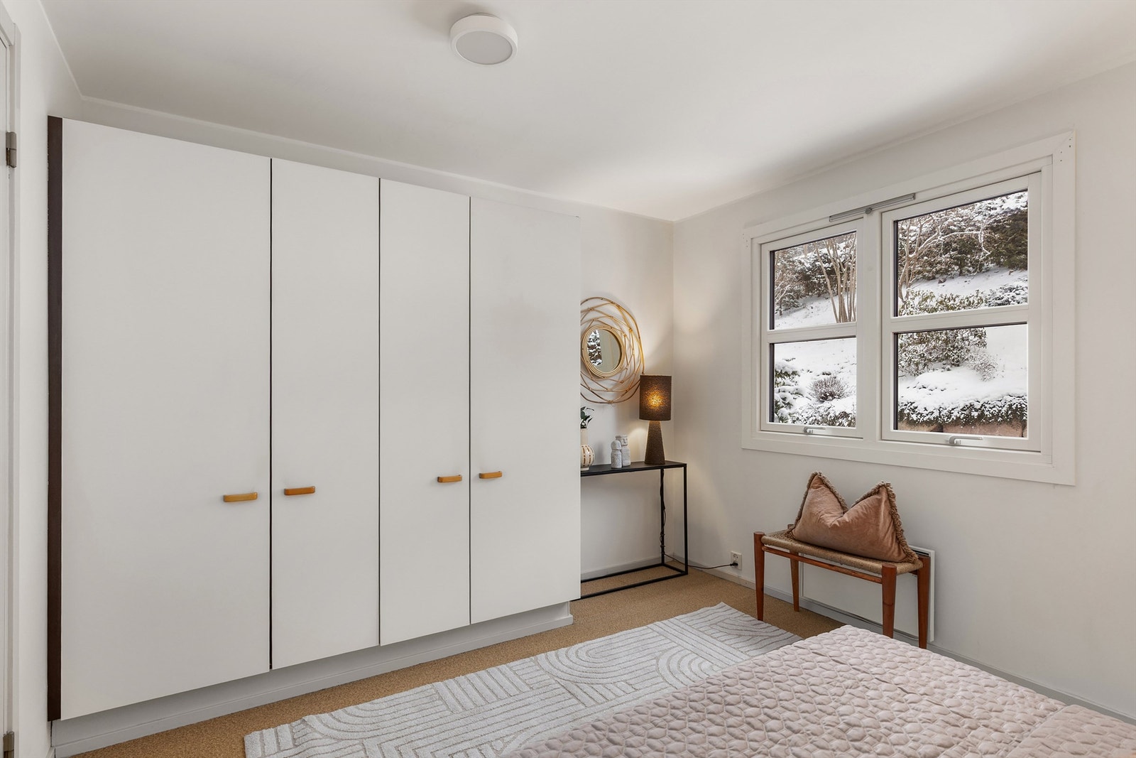 Stort og praktisk garderobeskap medfølger. Galleribilde