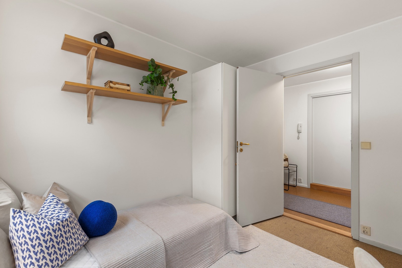 Soverommet har plass til seng, skrivebord og et praktisk garderobeskap. Galleribilde