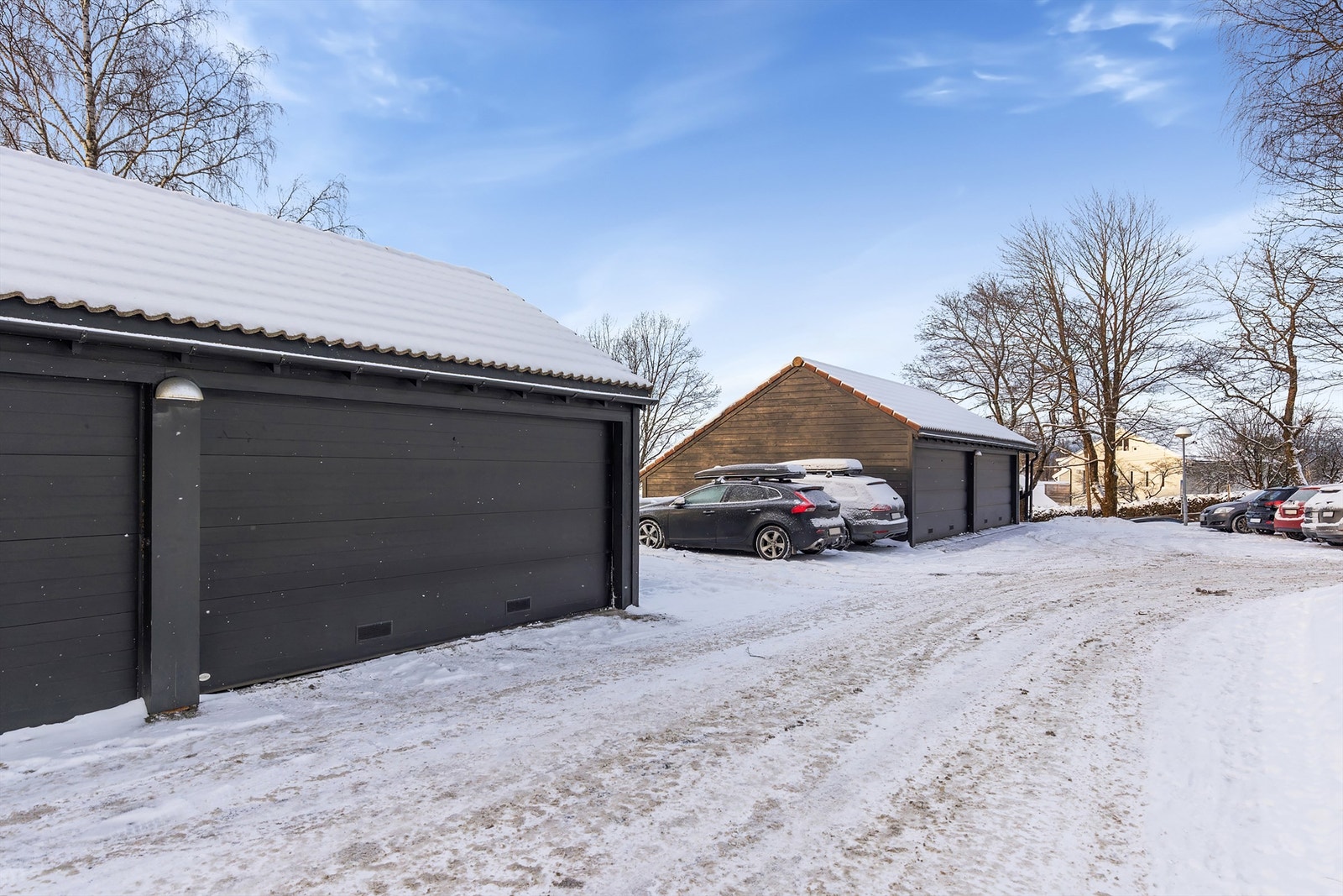 Leiligheten disponerer garasjeplass nummer 40, til høyre i dobbeltgarasje. Galleribilde