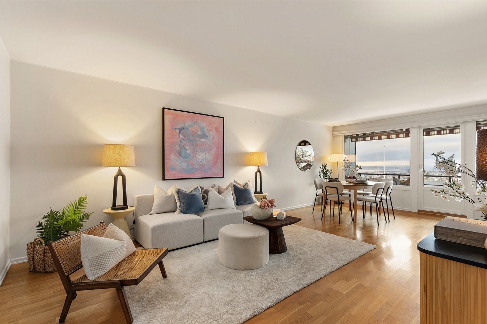 Stuen er lys og fin med plass til både sofa, tv-møblement og en spisegruppe. Galleribilde