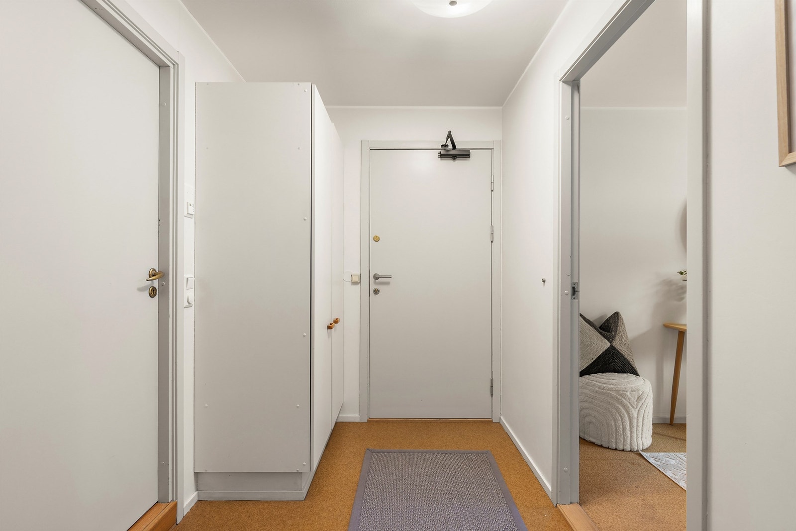 I entréen er det plass til garderobeskap for oppbevaring av yttertøy. Galleribilde