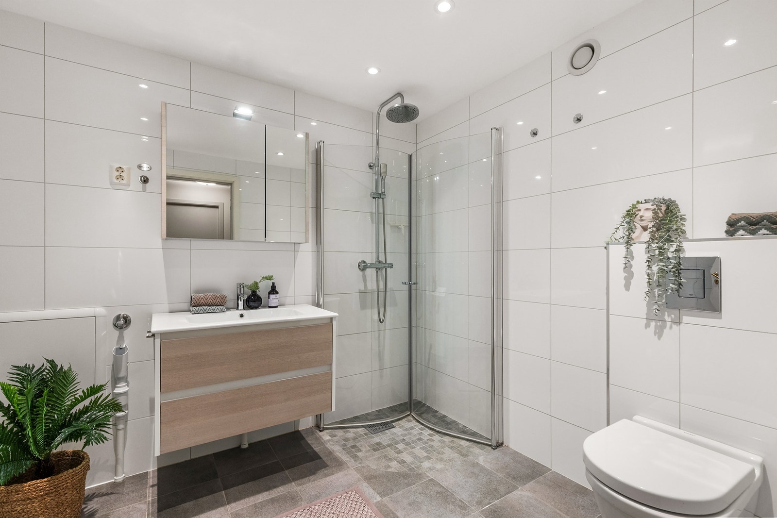 Dusjhjørne med regn- og hånddusj, og innfellbare glassdører. Galleribilde