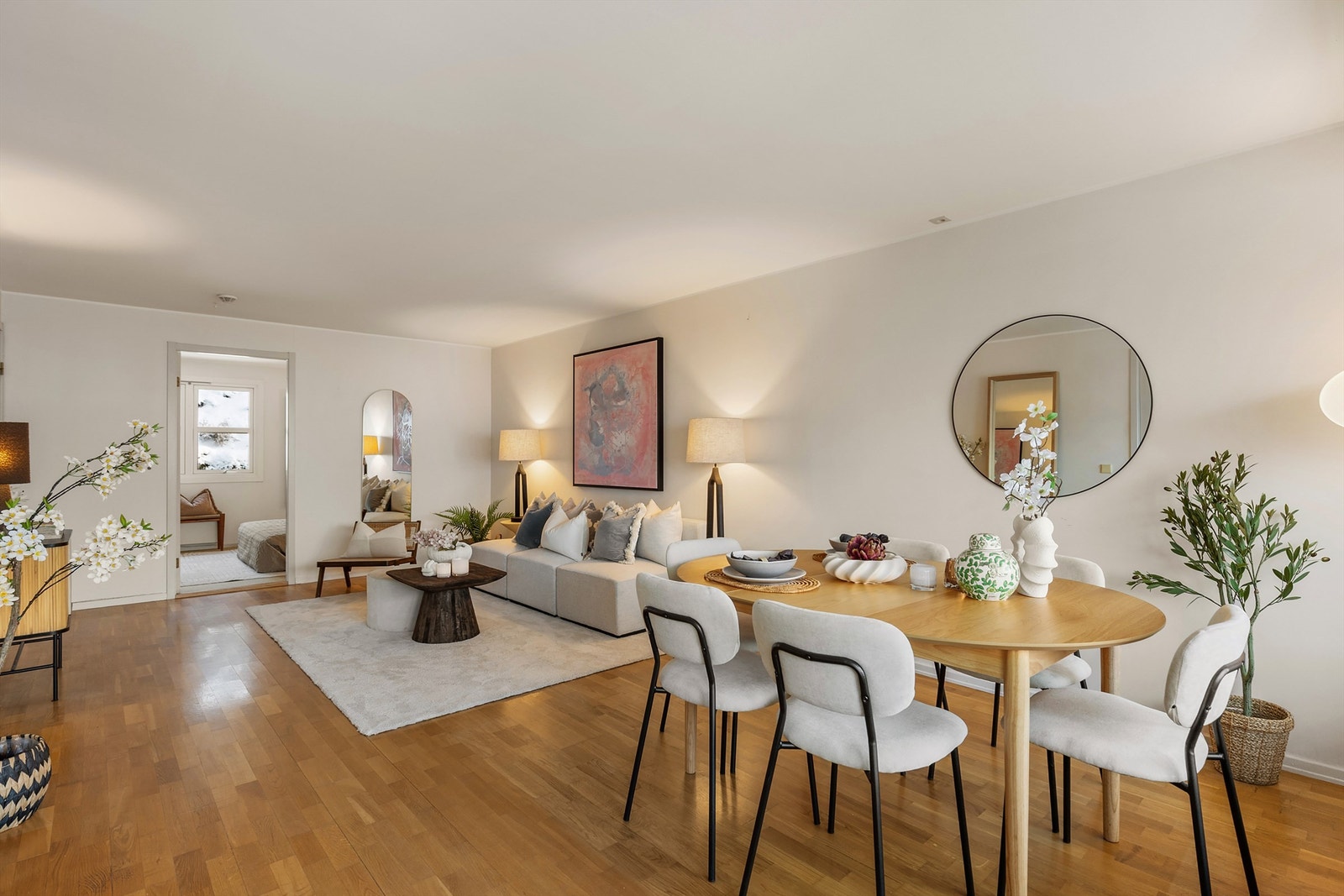 Romslig stue med parkettgulv. Galleribilde