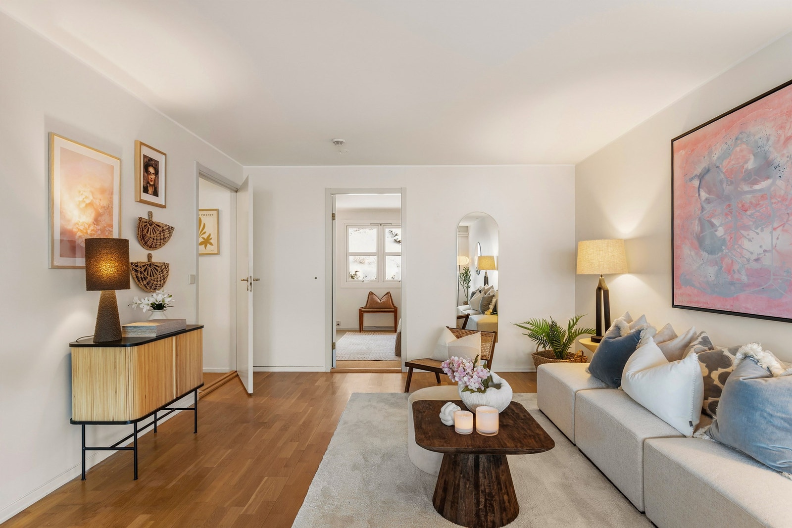 Leiligheten er gjennomgående som gjør at rikelig med naturlig lys slipper inn. Galleribilde