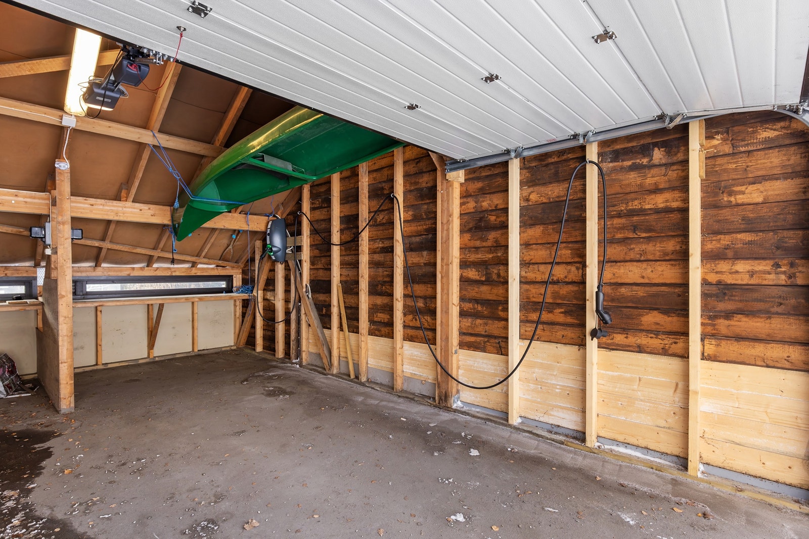 Det er etablert ladeboks i garasjen. Galleribilde
