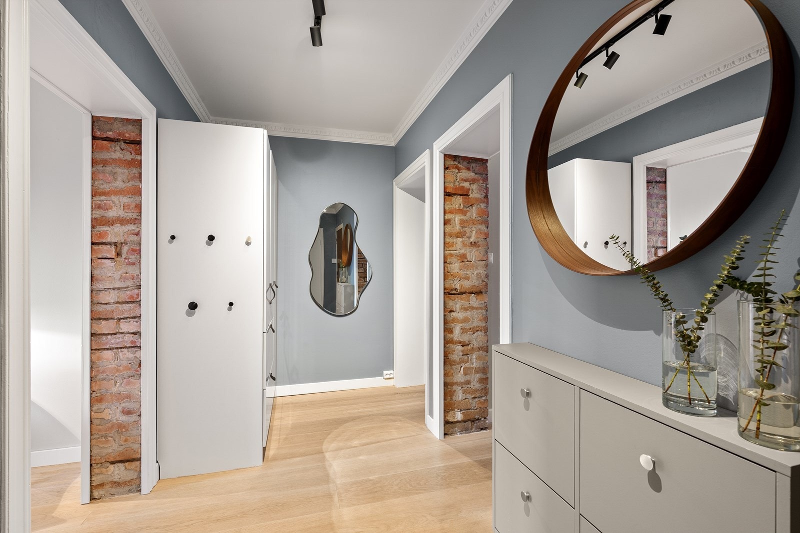 I leiligheten blir du møtt av en innbydende entré med god plass til sko og yttertøy i romslig medfølgende garderobeskap. Galleribilde