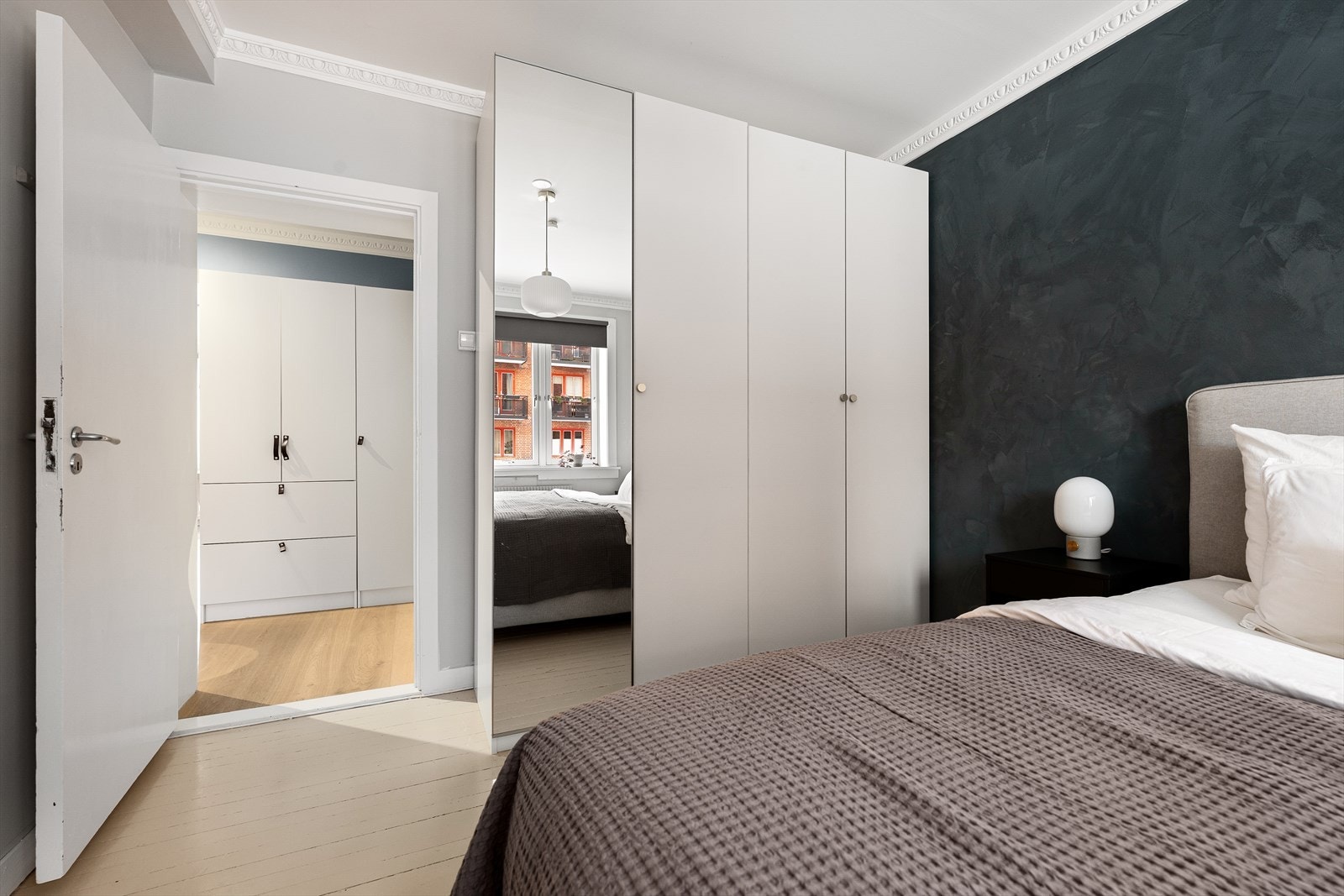 Her er også lagringsplassen godt ivaretatt i stor skyvedørsgarderobe. Det er montert radiator i rommet som gir et lunt preg. Galleribilde