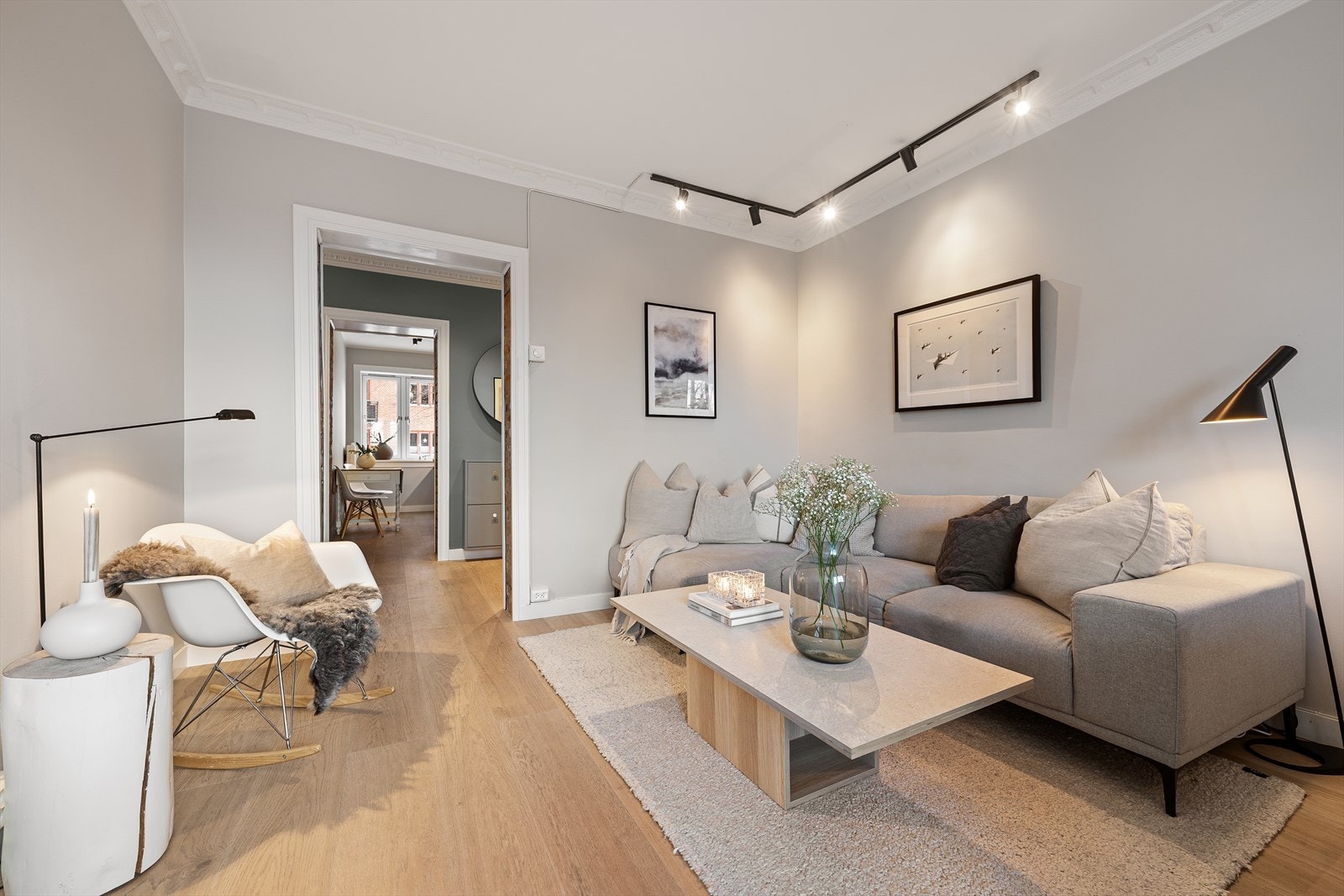 Leiligheten har en gjennomgående planløsning mot kjøkkenet som sørger for både godt lys og luft. Galleribilde