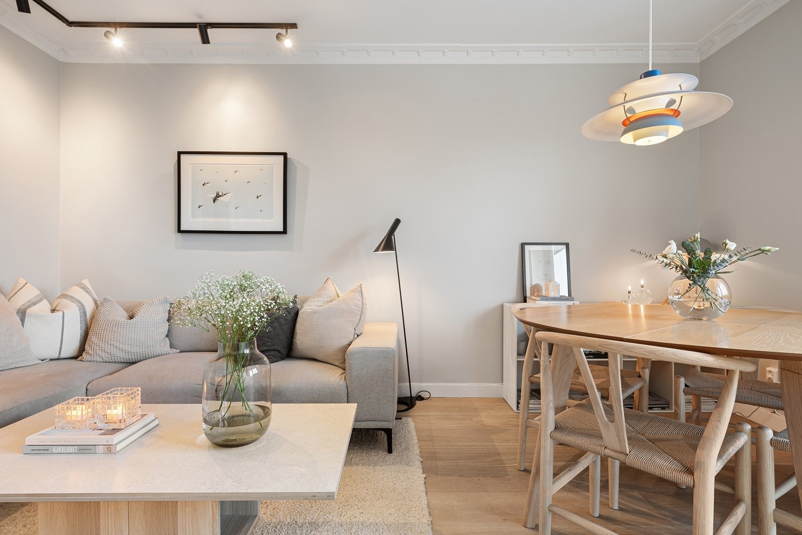 En delikat og romslig stue med takhøyde på ca. 2,53 meter, stukkatur i tak, enstavs parkett på gulv, lysmalte flater. Galleribilde