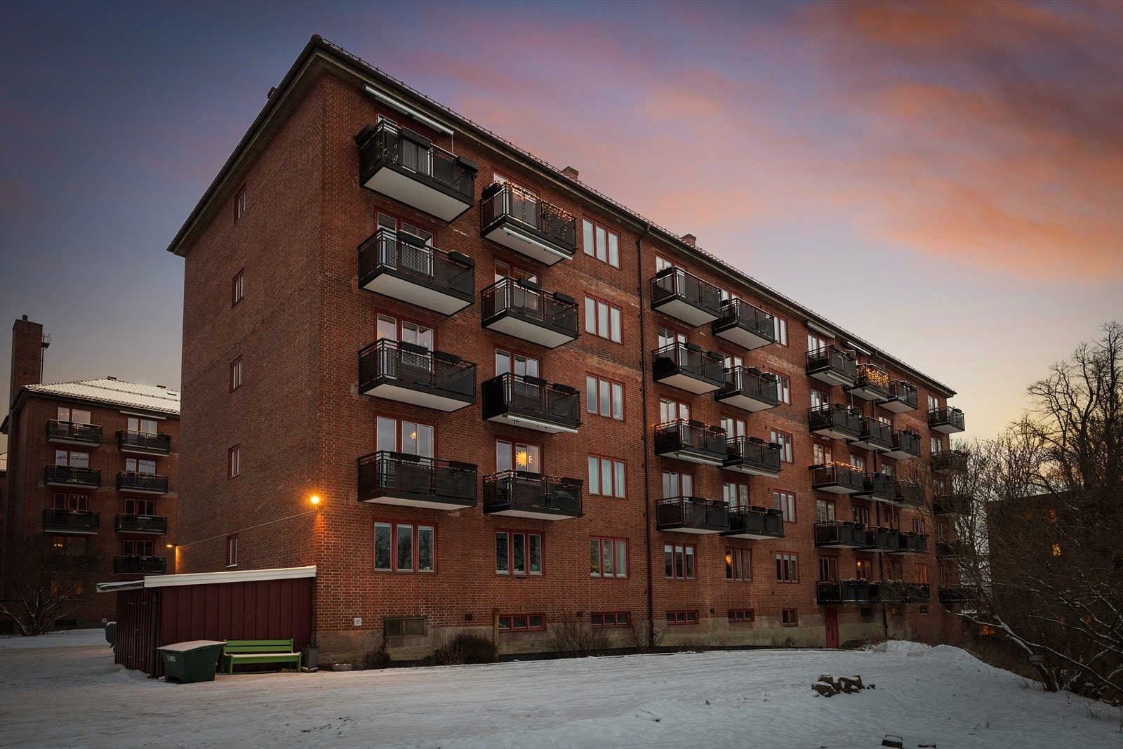 Balkongen oppleves som beliggende i en 2 etasje i bygget og vender mot grøntarealer. Galleribilde