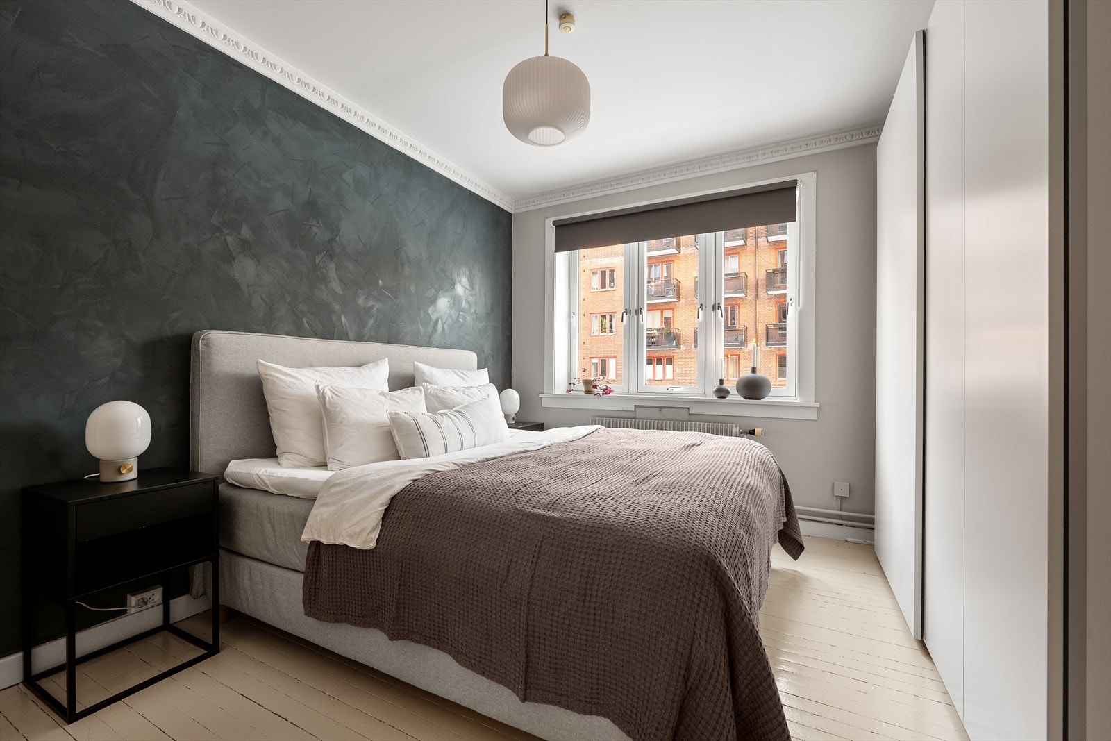 Romslig soverom med god plass til dobbeltseng, nattbord og øvrig soveromsmøblement. Galleribilde