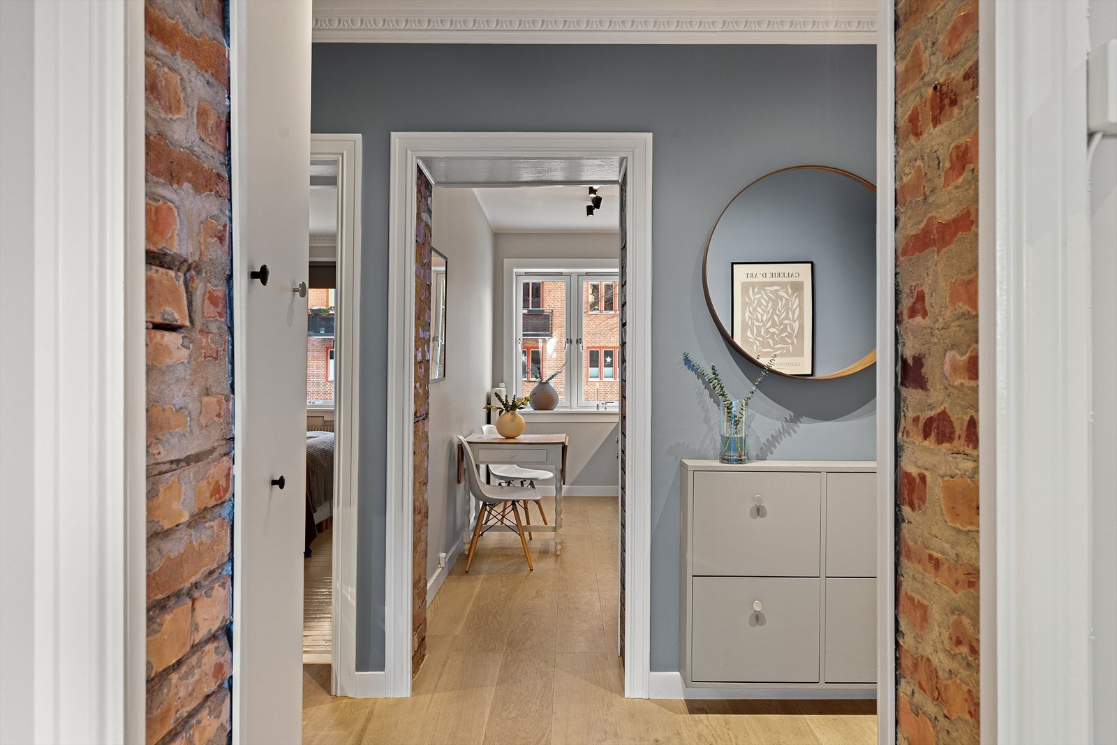 Leilighetens kjøkken ligger separat til fra stuen og har plass for en mindre spisebord med tilhørende møblement. Galleribilde