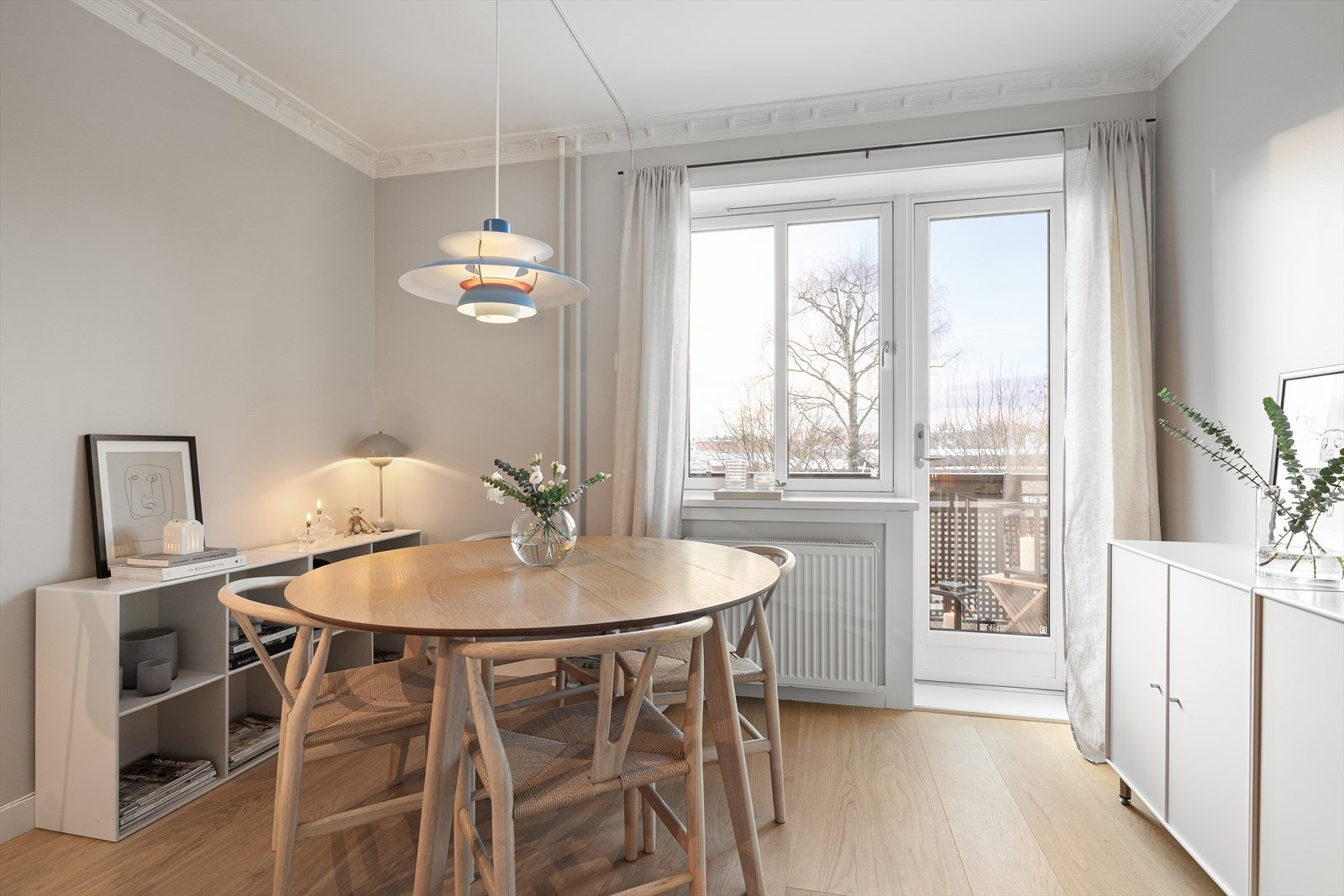 Leiligheten har en meget attraktiv intern beliggenhet innerst i veien & balkongsiden vender mot frodige grøntarealer m/hyggelig utsyn mot nabolaget. Galleribilde