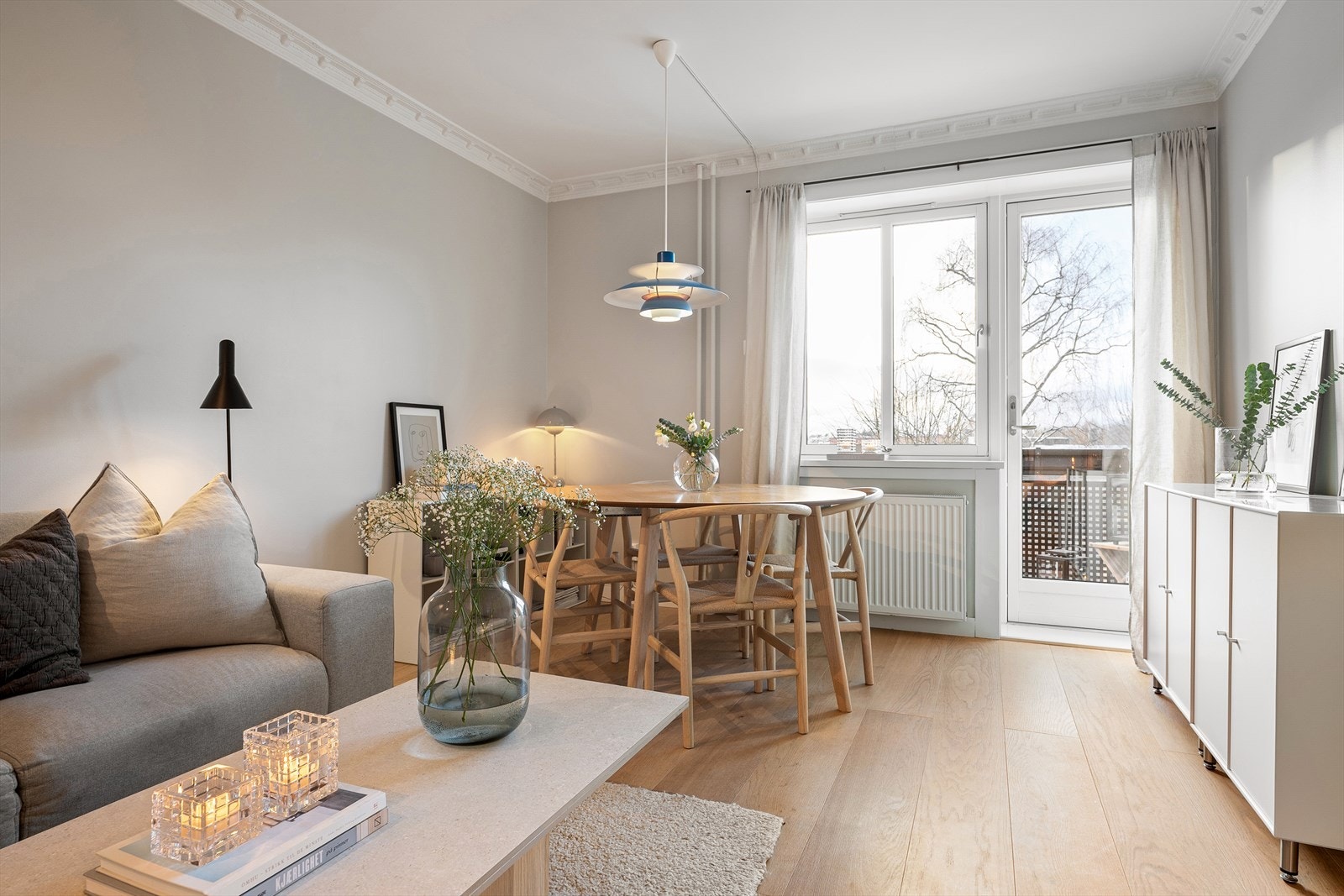 De store vindusflatene sikrer godt med naturlig lysinnslipp til rommet. Galleribilde