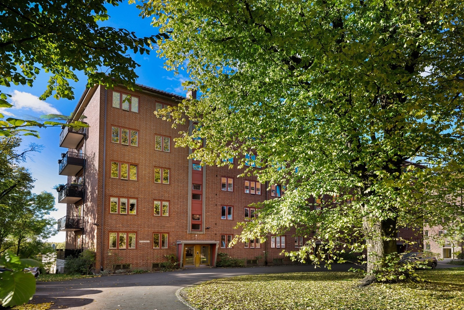 Leiligheten ligger i en høy første etasje i en av borettslagets beste beliggenheter! Galleribilde