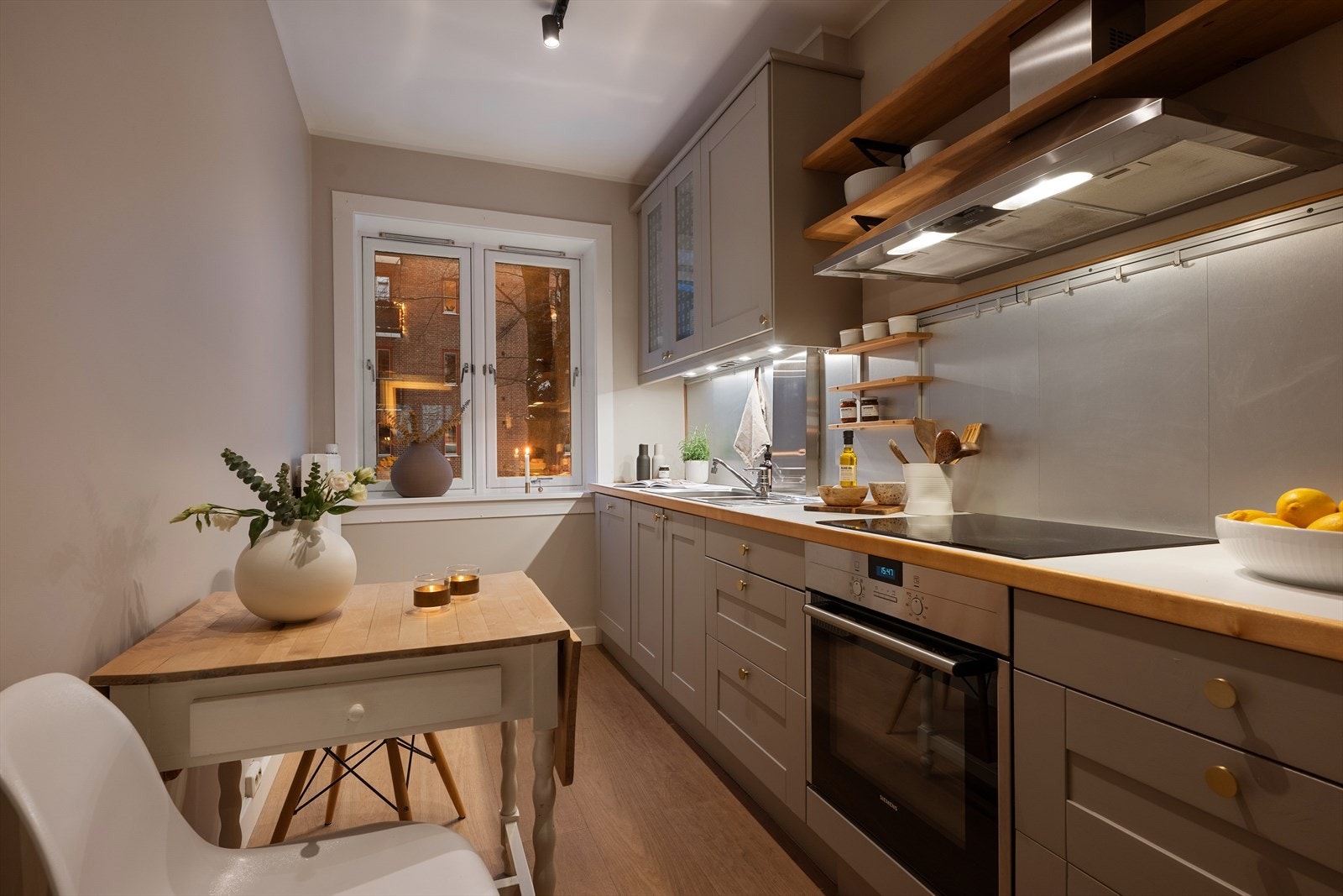 Det er god plass for et hyggelig spisebord med tilhørende møblement. Rommet vender ut mot fellesområder for borettslaget. Galleribilde