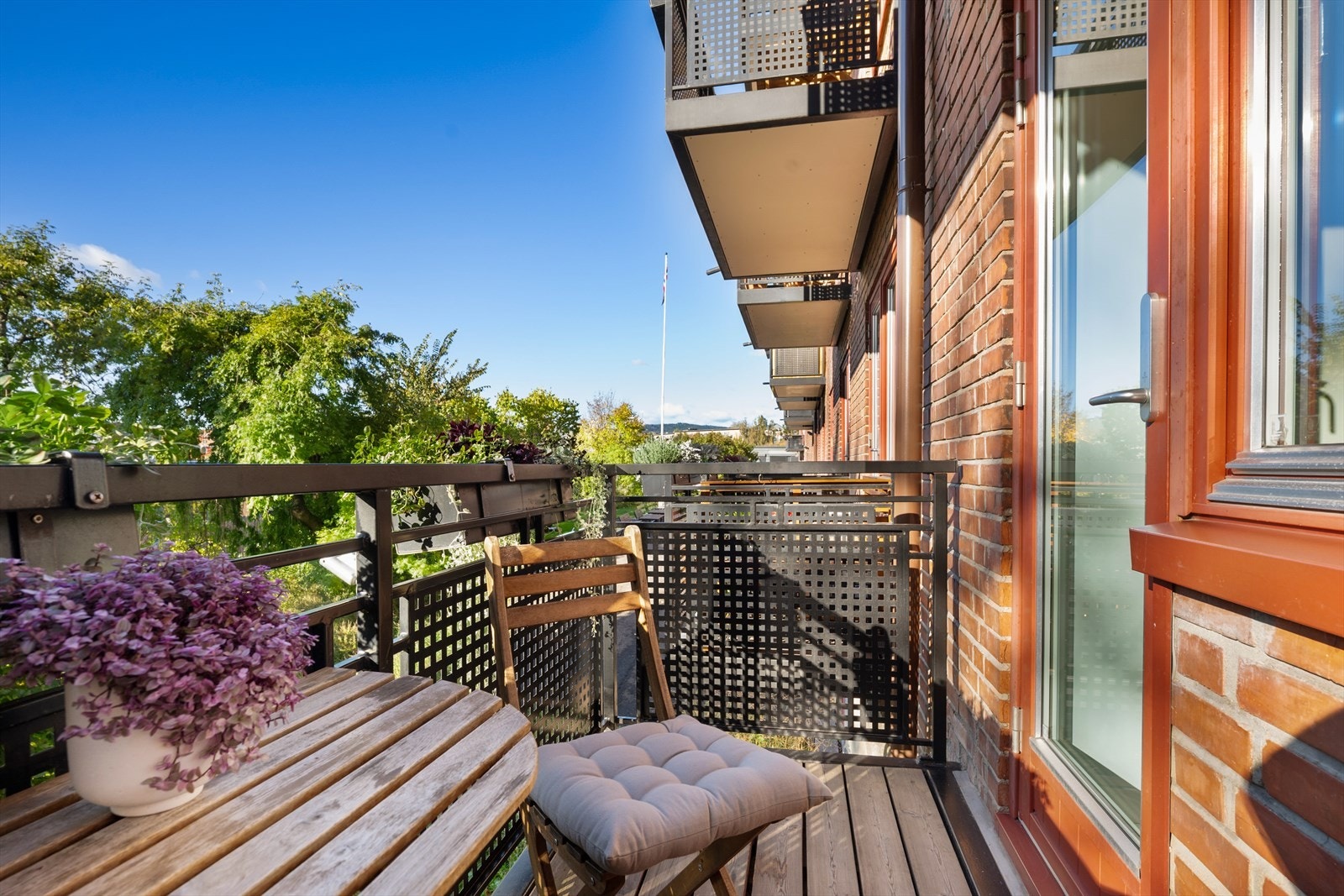 Gode solforhold og hyggelig utsyn over nabolaget! Galleribilde