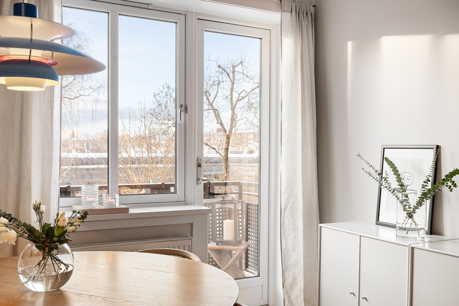 Boligen har en gjennomgående god standard & planløsning m/ store vindusflater, god takhøyde & stukkatur som gir den et klassisk preg sammen m/innslag av teglstein. Galleribilde