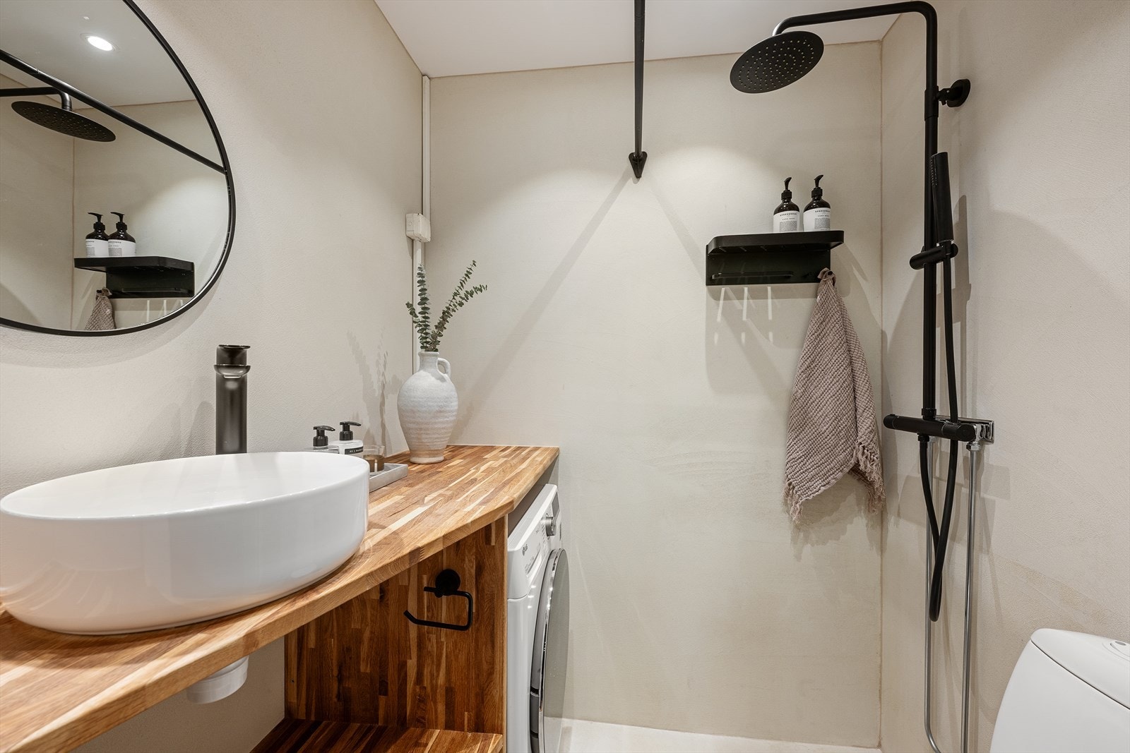 Delikat baderom som i følge eier ble oppusset i 2004. Det har i 2022 blitt modernisert med mikrosement (vegger og gulv) samt ny, pen baderomsinnredning i tidsriktige farger. Galleribilde