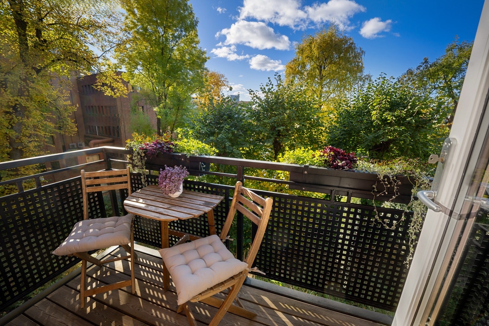 Her bor du meget attraktivt og tilbaketrukket til i grønne og frodige omgivelser med gode solforhold! Galleribilde