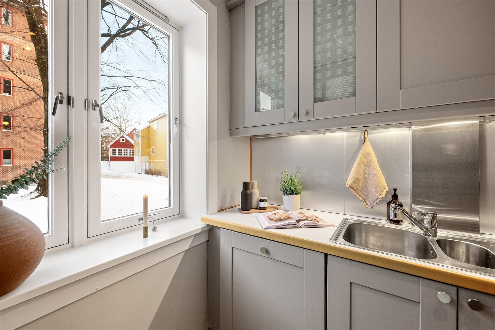 Videre er kjøkkenet utstyrt med integrerte hvitevarer som stekeovn (2018), keramisk topp (2018), oppvaskmaskin (2025) og kjøle- og fryseskap. Galleribilde