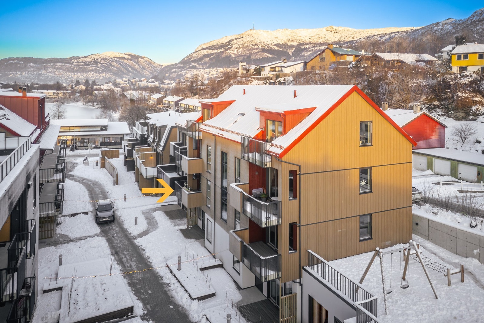 Like ved leiligheten er det også felles lekeplass - Leiligheten markert med pil Galleribilde
