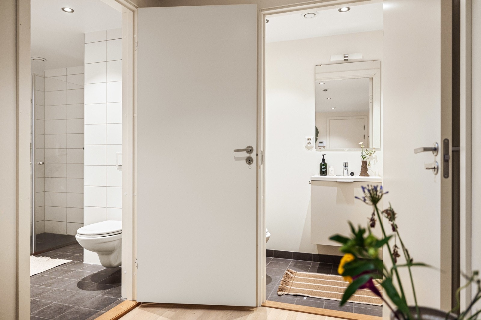 Leiligheten disponerer to toalett hvorav det ene er i et praktisk toalettrom ved siden av badet Galleribilde