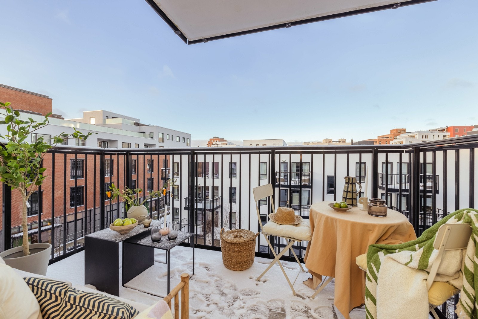 1 av 2 balkonger. Balkongen fra stuen peker nord vest og har sol fra ettermiddag til kveld Galleribilde