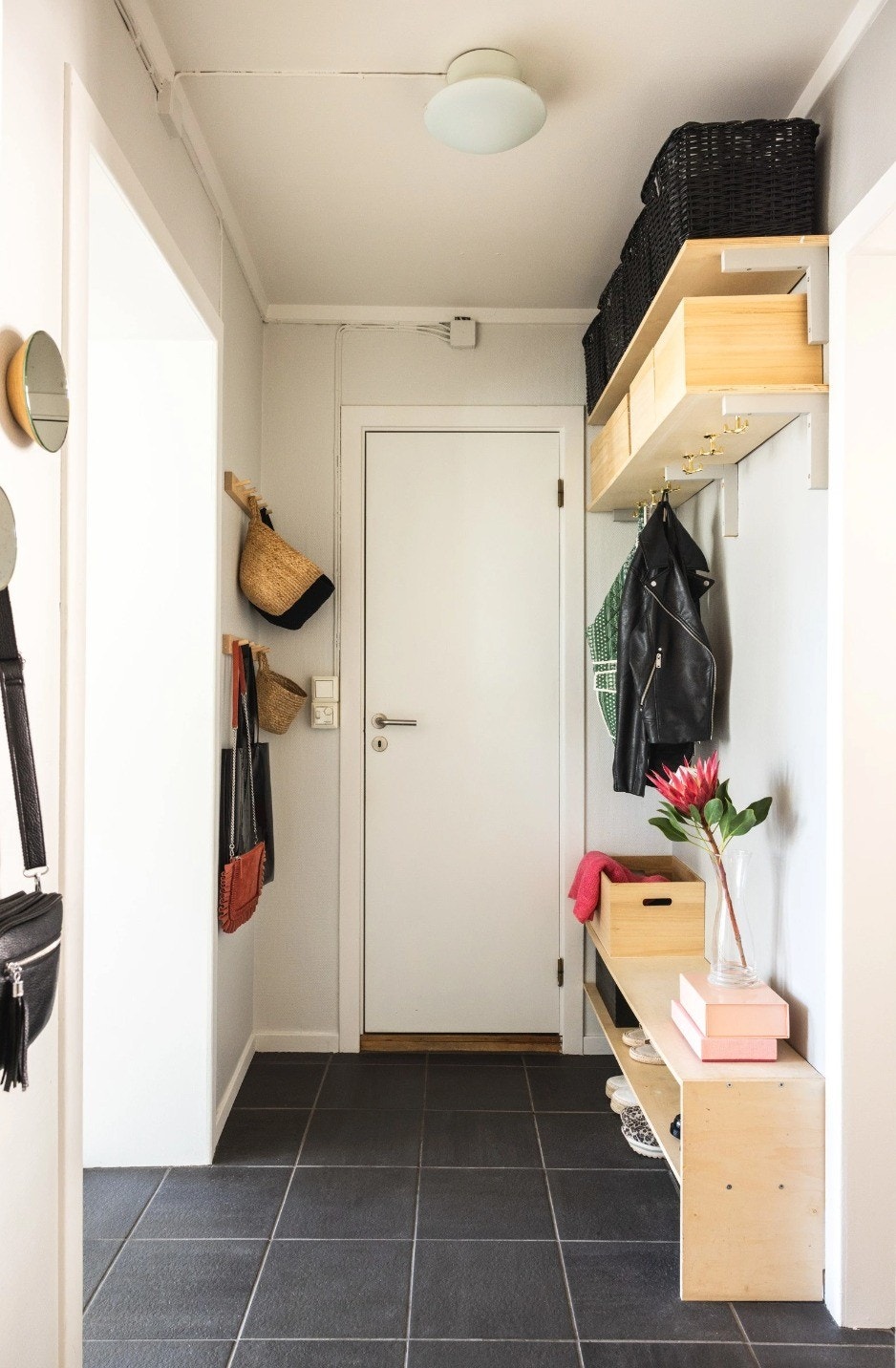 Romslig gang med god plass til oppbevaring av yttertøy. (hvit dør til bad, til høyre ligger kjøkken og soverom 1, til venstre finnes soverom 2+3 samt et lite fellesområde). Tidligere innredning. Galleribilde